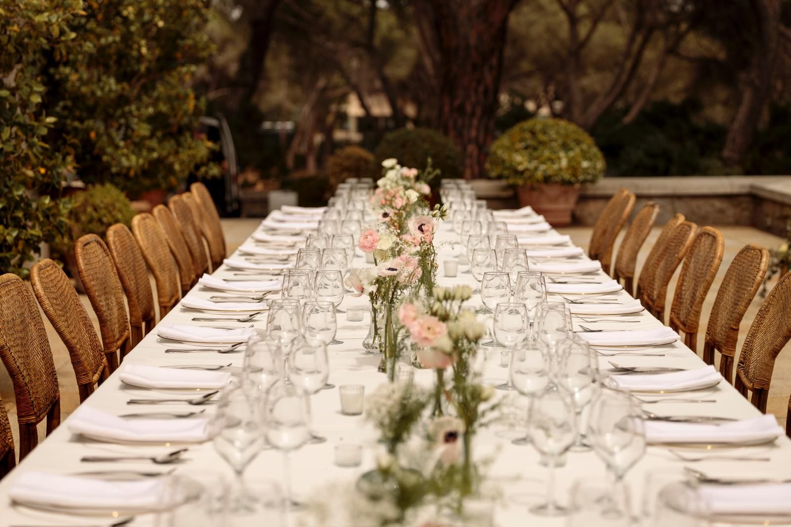 Mesa imperial de boda al aire libre con centros de flores