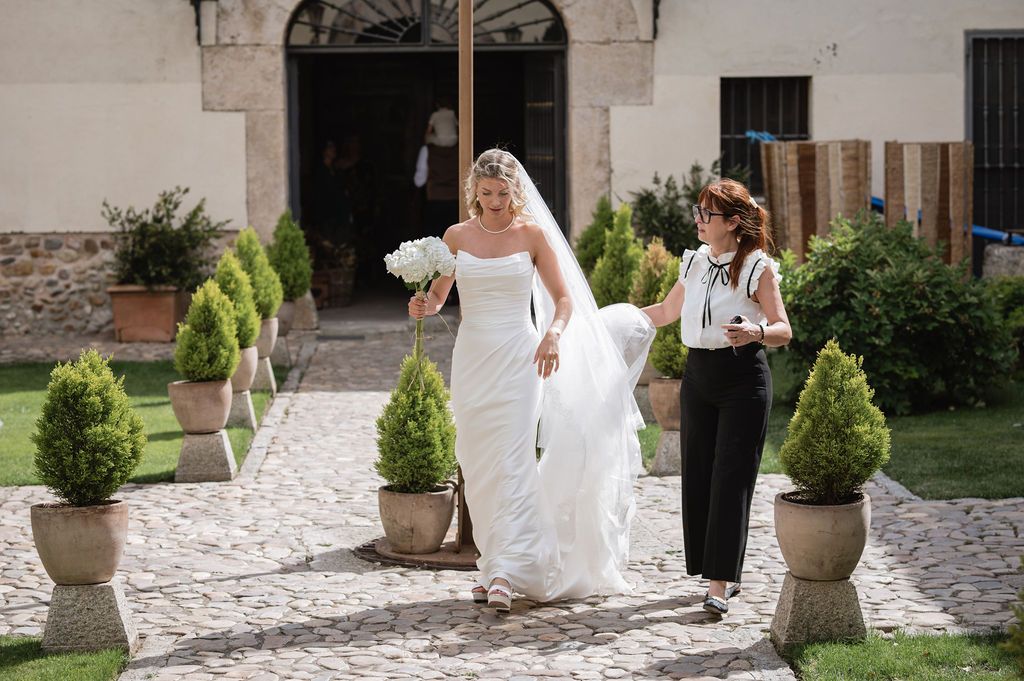 Organizadora de bodas acompañando a la novia hacia la ceremonia
