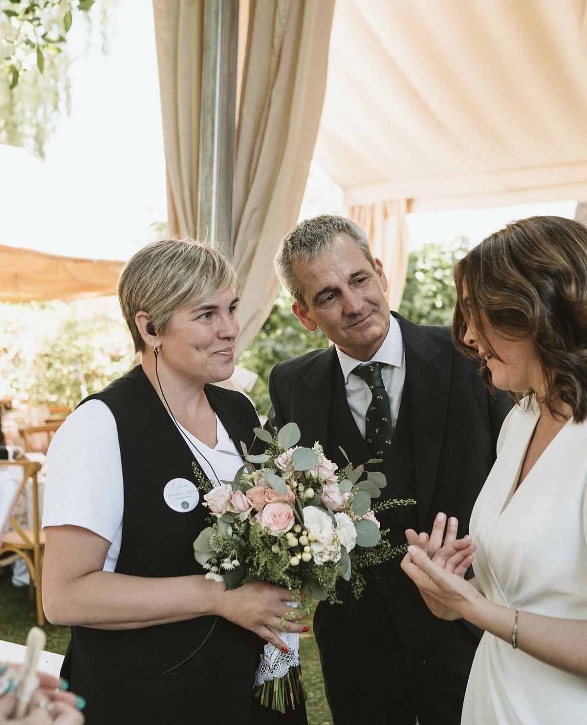 Wedding planner con el ramo de la novia antes de la ceremonia